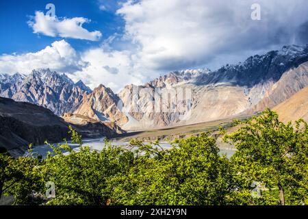 Vue majestueuse sur l'Indus et les cônes passu depuis l'autoroute Karakoram Banque D'Images