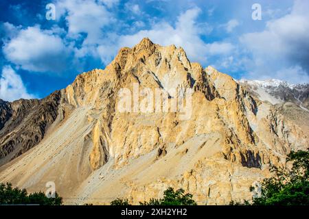 Pas deux angles ne révèlent la même silhouette ; les cônes passu passent des tranchants aux pyramides en ruine à chaque pas le long de la route du Karakoram Banque D'Images