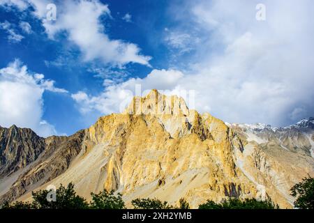 Les cônes passu s'élèvent comme une rangée de dents de pierre dentelées, leurs crêtes dentelées coupant à travers le ciel du Karakoram dans un affichage de puissance géologique brute Banque D'Images