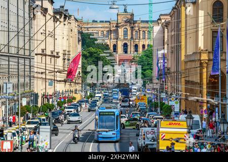 Maximilianstrasse mit Bayerischem Landtag, Sommer, München, Juli 2024 Deutschland, München Juli 2024, Maximilianstraße, eine der teuersten Flaniermeile Deutschlands, im Hintergrund der Bayerische Landtag, das Maximilianeum, Tram Linie 21 fährt in beide Richtungen, Donnerstagnachmittag, ÖPNV, Öffentlicher Nahverkehr, Sommer, Bayern, *** Maximilianstrasse avec le Parlement bavarois, été, Munich, juillet 2024 Allemagne, Munich, juillet 2024, Maximilianstrasse, l'une des promenades les plus chères en Allemagne, en arrière-plan le Parlement de l'État de Bavière, le Maximilianeum, la ligne de tramway 21 courent Banque D'Images