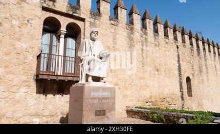 Quartier de la cité médiévale de Córdoba en Espagne avec la statue d'averroès, ciel bleu. Banque D'Images