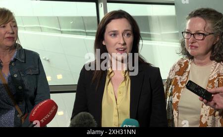 Tori Towey s'adresse aux médias après son arrivée à l'aéroport de Dublin avec sa tante, Ann Flynn (à gauche) et sa mère Caroline (à droite) jeudi. Date de la photo : jeudi 11 juillet 2024. Banque D'Images