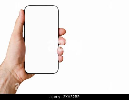 Smartphone isolé avec écran vierge dans la main masculine. Banque D'Images