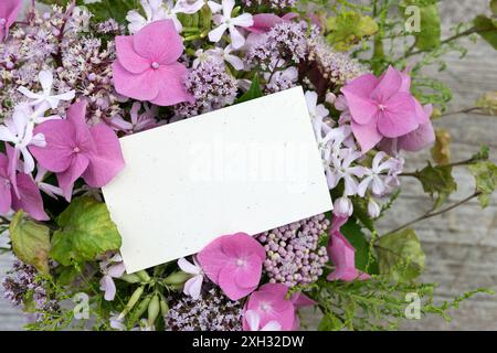 Bouquet d'été avec hortensias roses, soapwort, origan et carte avec espace copie Banque D'Images