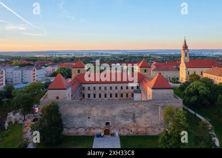 Vue aérienne sur le célèbre château de Thury au coeur de la ville de Varpalota Banque D'Images