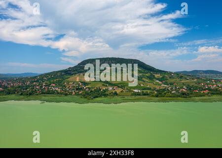 Vue aérienne de Badacsony, la plus haute montagne du bassin de Tapolca, qui prend sa source sur la rive nord du lac Balaton près de Badacsonytomaj. Banque D'Images