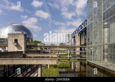 Paris, France - 05 juin 2024 : le dôme géode dans le parc de la Villette et l'extérieur du centre technique. Aucune personne visible Banque D'Images