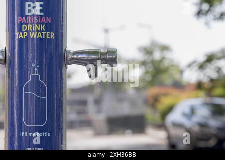 Paris, France - 05 juin 2024 : robinet d'eau potable sur la rue publique. Aucune personne visible Banque D'Images