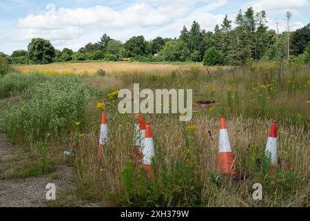 Shiplake, Royaume-Uni. 11 juillet 2024. Un chantier rural à Shiplake, Oxfordshire. Le Labour a annoncé son intention de s'appuyer sur la « ceinture grise ». La chancelière Rachel Reeves a déclaré qu'une révision des règles de planification permettrait aux conseils en Angleterre de donner la priorité à la construction de sites de friches industrielles et de zones de mauvaise qualité dans la ceinture verte. La ceinture verte couvre 13% de l'Angleterre et les écologistes sont très inquiets que cela signifie que de plus en plus de nos espaces verts seront bétonnés. Crédit : Maureen McLean/Alamy Live News Banque D'Images