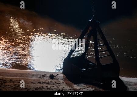 Livraison de sable sur les plages de Samara Une grue à flèche à portique plein-tour décharge le sable d'une barge sur le rivage région de Samara Samara Russie Copyright : xs Banque D'Images