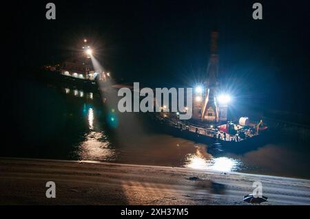 Livraison de sable sur les plages de Samara Une grue à flèche à portique plein-tour décharge le sable d'une barge sur le rivage région de Samara Samara Russie Copyright : xs Banque D'Images