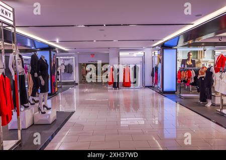 Vue imprenable à l'intérieur du magasin Macy, mettant en valeur le rayon vêtements pour femmes DKNY. New York. ÉTATS-UNIS. Banque D'Images