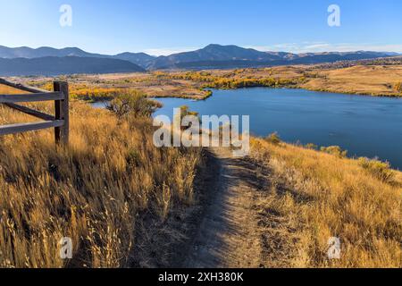 Autumn Mountain Trail - vue d'automne sur un sentier de randonnée/vélo sinueux, surplombant le parc du lac Bear Creek, à côté du mont Carbone. Lakewood, Colorado, États-Unis. Banque D'Images