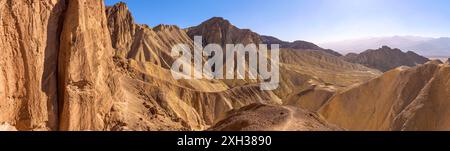 Golden Canyon - Panorama vue d'ensemble de la lumière du soleil du soir qui brille dans Golden Canyon, entouré par Manly Beacon et la cathédrale rouge, Death Valley, CA, États-Unis. Banque D'Images