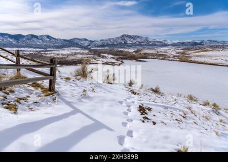 Winter Mountain Park - Une vue ensoleillée d'un sentier de randonnée enneigé, surplombant le parc du lac Bear Creek, à côté du mont Carbone. Colorado, États-Unis. Banque D'Images