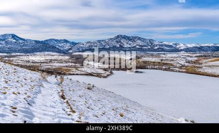 Winter Park - vue d'ensemble du parc enneigé de Bear Creek Lake Park, vu du mont Carbone. Denver-Lakewood-Morrison, Colorado, États-Unis. Banque D'Images