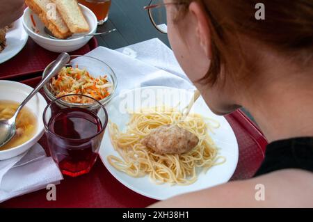 Déjeuner dans la salle à manger Samara Samara Region Russia Copyright : xSvetlanaxVozmilovax Vozmilova5412 Banque D'Images