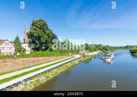 Höxter : rivière Weser, vieille ville de Höxter, navire à passagers à Teutoburger Wald, Rhénanie-du-Nord-Westphalie, Allemagne Banque D'Images