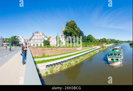 Höxter : rivière Weser, vieille ville de Höxter, navire à passagers à Teutoburger Wald, Rhénanie-du-Nord-Westphalie, Allemagne Banque D'Images