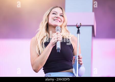 La popstar norvégienne Astrid S se produisant en direct sur scène le 11 juillet 2024 Banque D'Images