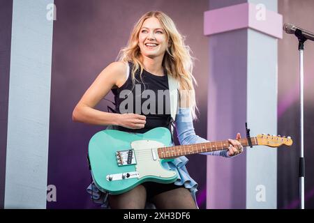 La popstar norvégienne Astrid S se produisant en direct sur scène le 11 juillet 2024 Banque D'Images