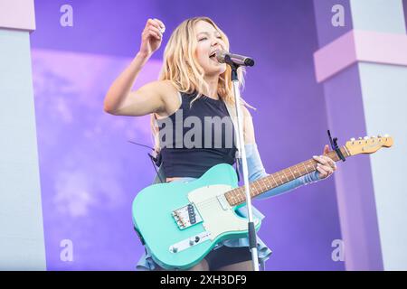 La popstar norvégienne Astrid S se produisant en direct sur scène le 11 juillet 2024 Banque D'Images