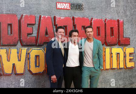 Londres, Royaume-Uni. 11 juillet 2024. Hugh Jackman, le réalisateur Shawn Levy et Ryan Reynolds assistent à l'événement des fans britanniques Deadpool & Wolverine à l'Eventim Apollo de Londres. (Photo de Fred Duval/SOPA images/SIPA USA) crédit : SIPA USA/Alamy Live News Banque D'Images