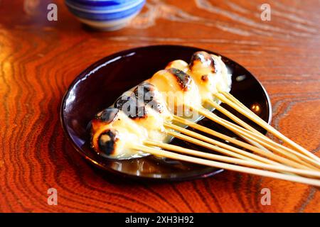 Aburi Mochi, les célèbres bonbons mochi de Kyoto cuits sur des brochettes de bambou Banque D'Images