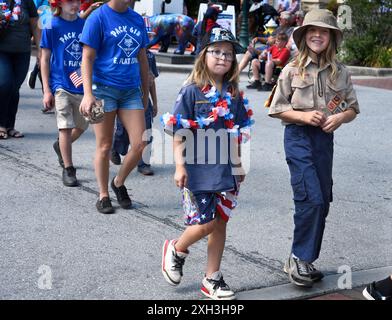 Les membres des organisations scoutes Boy Scouts of America participent à un défilé du 4 juillet à Hendersonville, en Caroline du Nord Banque D'Images