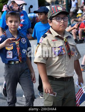 Les membres des organisations scoutes Boy Scouts of America participent à un défilé du 4 juillet à Hendersonville, en Caroline du Nord Banque D'Images