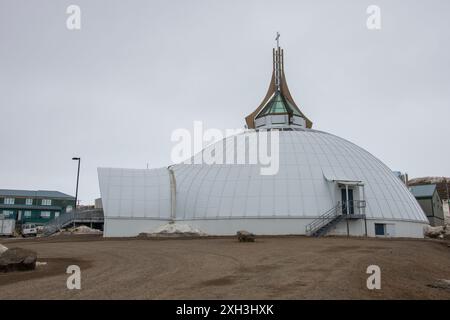 La cathédrale anglicane de Jude qui ressemble à un igloo sur Pitsi Lane à Iqaluit, Nunavut, Canada Banque D'Images