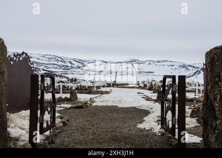 Arche en os de baleine au cimetière municipal d'Iqaluit à Apex, Nunavut, Canada Banque D'Images