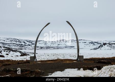 Arche en os de baleine au cimetière municipal d'Iqaluit à Apex, Nunavut, Canada Banque D'Images