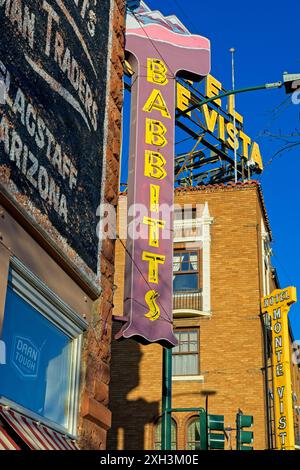 Signalisation sur les bâtiments commerciaux historiques en brique du centre-ville historique de Flagstaff Arizona — avril 2024 Banque D'Images