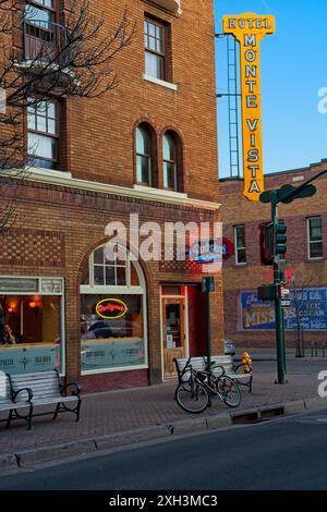 Scène de rue devant l'établissement de boisson Rendezvous au premier étage de l'Hôtel Monte Vista dans le centre-ville de Flagstaff Arizona — avril 2024 Banque D'Images