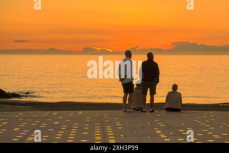 Regarder le coucher de soleil dans la mer depuis le point de vue de Old Skagen, Danemark, 30 mai 2024 Banque D'Images