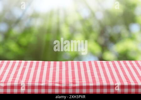 Nappe de pique-nique sur table sous la lumière du soleil à l'extérieur Banque D'Images