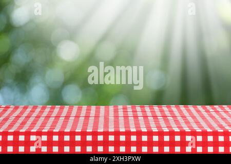 Nappe de pique-nique sur table sous la lumière du soleil à l'extérieur Banque D'Images