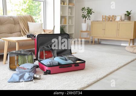 Valise ouverte avec accessoires de voyage. Concept de voyage Banque D'Images