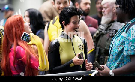 Les fans se sont habillés pour Deadpool & Wolverine - première du film à Londres - Hammersmith Apollo 11 juin 2024 Banque D'Images