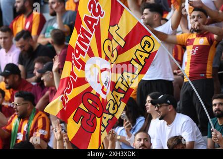 Linz, Autriche. 11 juillet 2024. LINZ, AUTRICHE - 11 JUILLET : drapeau du Galatasaray Istanbul lors du match amical de pré-saison entre le LASK et le Galatasaray Istanbul au Raiffeisen Arena le 11 juillet 2024 à Linz, Autriche .240711 SEPA 07 076 - 20240711 PD12418 crédit : APA-PictureDesk/Alamy Live News Banque D'Images
