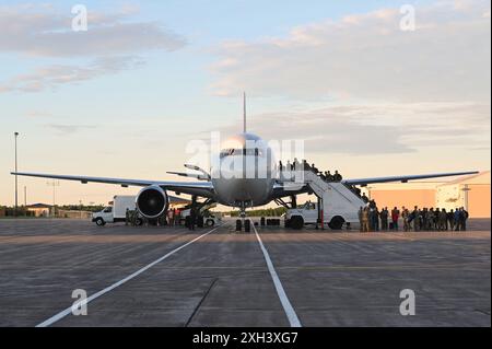 Les membres de la 148th Fighter Wing à Duluth, Minnesota se déploient à la base aérienne de Kadena, Okinawa, Japon le 1er juillet 2024. Des aviateurs sont montés à bord d'un avion commercial tôt le matin pour commencer la journée de voyage. La 148th Fighter Wing déploie environ 30 % du personnel affecté, soit 300 aviateurs, pendant environ trois mois. (Photo de la Garde nationale aérienne américaine par A1C Addie Peterson) Banque D'Images