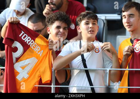 Linz, Autriche. 11 juillet 2024. LINZ, AUTRICHE - 11 JUILLET : fans de Galatasaray Istanbul lors du match amical de pré-saison entre le LASK et le Galatasaray Istanbul au Raiffeisen Arena le 11 juillet 2024 à Linz, Autriche .240711 SEPA 07 071 - 20240711 PD12490 crédit : APA-PictureDesk/Alamy Live News Banque D'Images