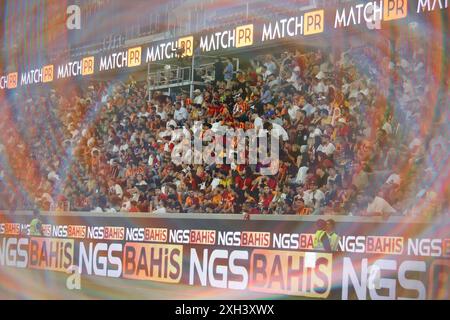 Linz, Autriche. 11 juillet 2024. LINZ, AUTRICHE - 11 JUILLET : fans de Galatasaray Istanbul lors du match amical de pré-saison entre le LASK et le Galatasaray Istanbul au Raiffeisen Arena le 11 juillet 2024 à Linz, Autriche .240711 SEPA 07 065 - 20240711 PD12503 crédit : APA-PictureDesk/Alamy Live News Banque D'Images