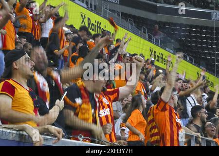 Linz, Autriche. 11 juillet 2024. LINZ, AUTRICHE - 11 JUILLET : fans de Galatasaray Istanbul lors du match amical de pré-saison entre le LASK et le Galatasaray Istanbul au Raiffeisen Arena le 11 juillet 2024 à Linz, Autriche .240711 SEPA 07 058 - 20240711 PD12520 crédit : APA-PictureDesk/Alamy Live News Banque D'Images