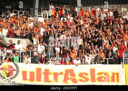 Linz, Autriche. 11 juillet 2024. LINZ, AUTRICHE - 11 JUILLET : fans de Galatasaray Istanbul lors du match amical de pré-saison entre le LASK et le Galatasaray Istanbul au Raiffeisen Arena le 11 juillet 2024 à Linz, Autriche .240711 SEPA 07 044 - 20240711 PD12603 crédit : APA-PictureDesk/Alamy Live News Banque D'Images