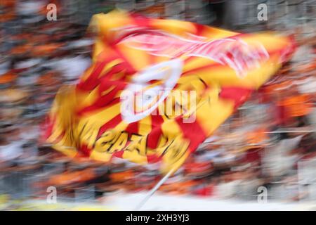 Linz, Autriche. 11 juillet 2024. LINZ, AUTRICHE - 11 JUILLET : drapeau du Galatasaray Istanbul lors du match amical de pré-saison entre le LASK et le Galatasaray Istanbul au Raiffeisen Arena le 11 juillet 2024 à Linz, Autriche .240711 SEPA 07 046 - 20240711 PD12599 crédit : APA-PictureDesk/Alamy Live News Banque D'Images