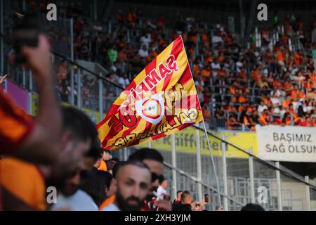 Linz, Autriche. 11 juillet 2024. LINZ, AUTRICHE - 11 JUILLET : fans de Galatasaray Istanbul lors du match amical de pré-saison entre le LASK et le Galatasaray Istanbul au Raiffeisen Arena le 11 juillet 2024 à Linz, Autriche .240711 SEPA 07 045 - 20240711 PD12601 crédit : APA-PictureDesk/Alamy Live News Banque D'Images
