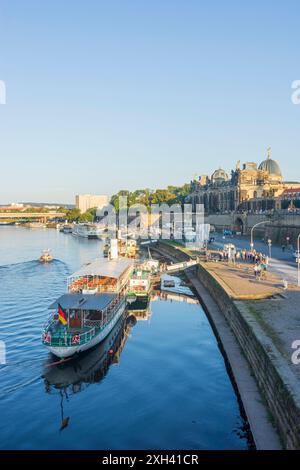 Dresde : rivière Elbe, bateau barbecue, terrasse de Brühl (Brühlsche terrasse) en , Saxe, Allemagne Banque D'Images