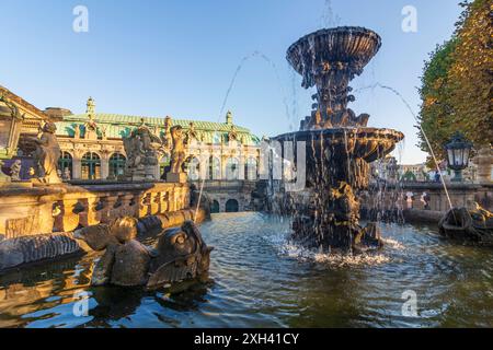 Dresde : Zwinger, fontaine Nymphenbad en , Saxe, Allemagne Banque D'Images